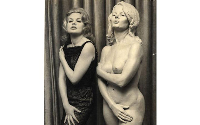 Bức tượng này của nữ diễn viên Carroll Baker trưng bày tại khách sạn Dorchester ở London. Nó đã được công bố vào năm 1957, năm cô giành được đề cử Oscar cho giải Nữ diễn viên xuất sắc nhất.